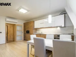 Pronájem bytu 4+kk, Karlovy Vary, Bulharská, 118 m2
