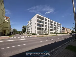 Pronájem garážového stání, Znojmo, Jarošova, 15 m2