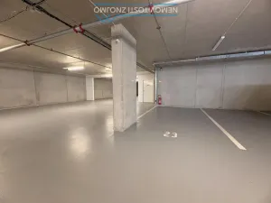 Pronájem garážového stání, Znojmo, Jarošova, 15 m2