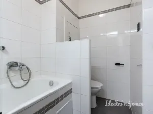 Pronájem bytu 2+kk, Praha, Argentinská, 44 m2