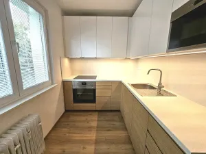 Pronájem bytu 2+1, Praha, Šantrochova, 59 m2