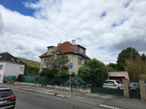 Prodej podílu 1/4 vícegeneračního domu, Praha - Hlubočepy, V násypu, 430 m2
