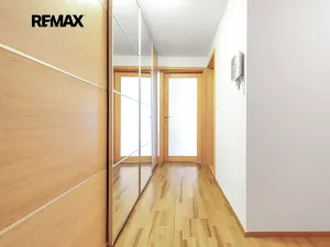 Pronájem bytu 1+kk, Praha - Žižkov, Ke kapslovně, 53 m2
