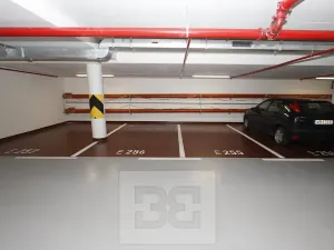 Pronájem garážového stání, Praha - Holešovice, Sanderova, 15 m2