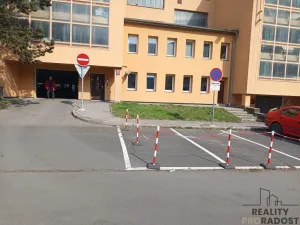 Pronájem garážového stání, Praha, Lovosická, 18 m2