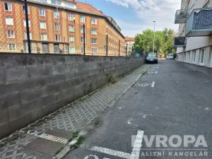 Pronájem garážového stání, Praha - Strašnice, Limuzská, 3 m2