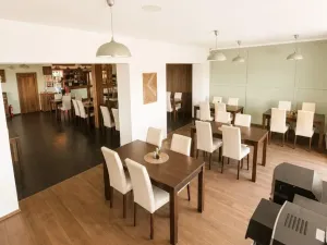 Pronájem restaurace, Bitozeves, 824 m2