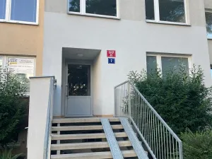 Prodej bytu 2+kk, Praha, Bazovského, 42 m2