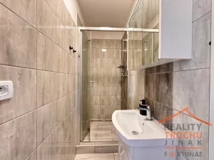 Pronájem bytu 1+kk, Hradec Králové, Brožíkova, 30 m2