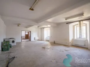 Prodej výrobních prostor, Chotětov, Husovo náměstí, 3000 m2