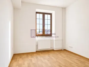 Pronájem bytu 1+kk, Jindřichův Hradec - Jindřichův Hradec I, nám. Míru, 16 m2