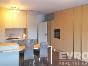 Pronájem atypického bytu, Praha, Spojovací, 49 m2