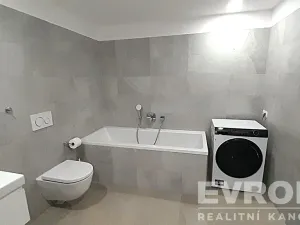 Pronájem atypického bytu, Praha, Spojovací, 49 m2