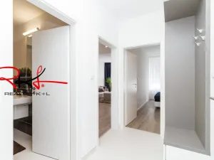 Prodej bytu 2+kk, Praha, Drnovská, 54 m2