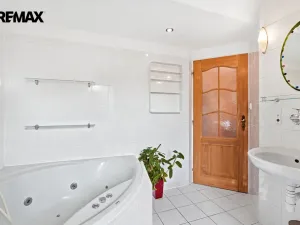 Prodej obchodního prostoru, Lomnice nad Popelkou, Komenského, 234 m2