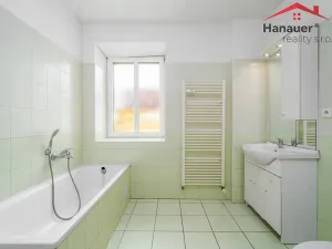 Prodej komerční nemovitosti, Hostomice, Školní náměstí, 487 m2