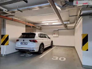 Pronájem garáže, Praha - Strašnice, Názovská, 12 m2