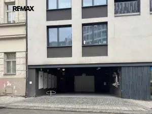 Pronájem garážového stání, Praha - Smíchov, Holečkova, 13 m2
