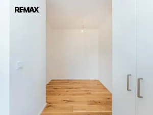 Pronájem bytu 1+kk, Praha - Radlice, U Komína, 37 m2