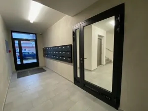 Pronájem bytu 1+kk, Praha - Holešovice, Na Maninách, 33 m2