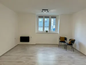 Pronájem bytu 1+kk, Praha - Smíchov, Křížová, 38 m2