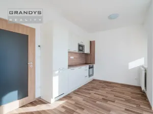 Pronájem bytu 1+kk, Praha - Uhříněves, Oty Bubeníčka, 29 m2