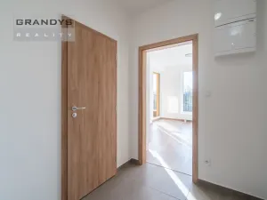Pronájem bytu 1+kk, Praha - Uhříněves, Oty Bubeníčka, 29 m2