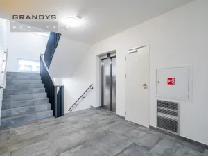 Pronájem bytu 1+kk, Praha - Uhříněves, Oty Bubeníčka, 29 m2