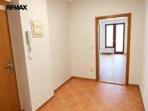 Pronájem bytu 1+kk, Praha - Strašnice, Názovská, 36 m2