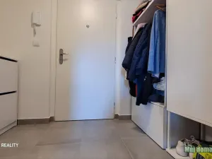 Pronájem bytu 1+kk, Praha - Modřany, Komořanská, 36 m2