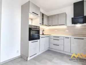 Pronájem bytu 2+1, Hradec Králové - Slezské Předměstí, třída SNP, 55 m2
