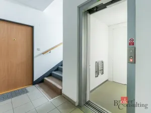 Prodej bytu 1+kk, Hradec Králové - Třebeš, Ve Stromovce, 33 m2