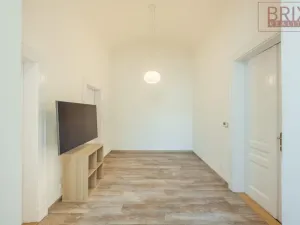 Pronájem bytu 2+1, Praha, Štefánikova, 61 m2