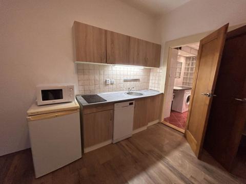 Pronájem bytu 1+kk, Praha - Holešovice, Jankovcova, 34 m2