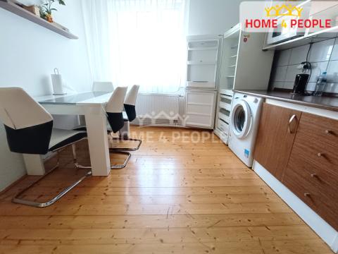 Pronájem bytu 2+1, Karlovy Vary, Pod Tvrzí, 62 m2