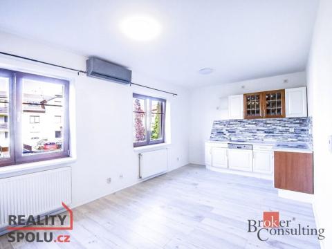 Pronájem bytu 2+kk, Jesenice, Mezi Domy, 42 m2