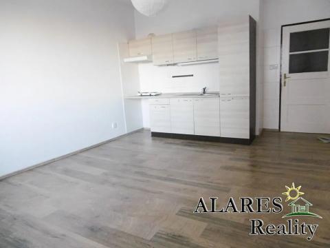 Pronájem bytu 1+kk, Praha - Smíchov, Křížová, 28 m2