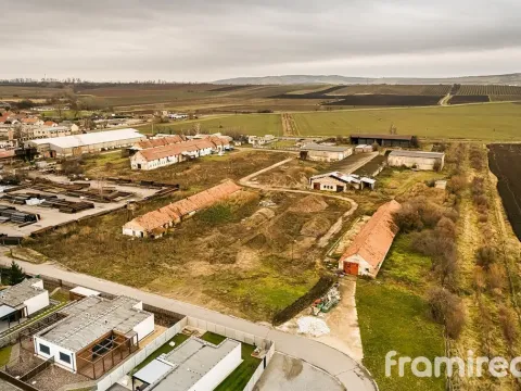 Prodej komerčního pozemku, Strachotín, 4409 m2