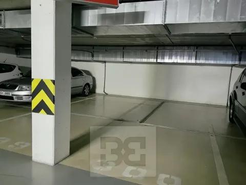 Pronájem garážového stání, Praha - Troja, Hnězdenská, 15 m2