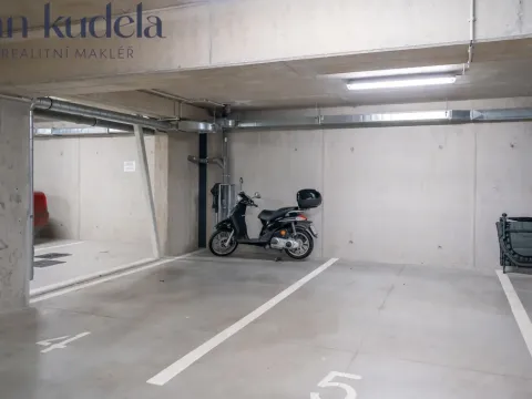 Pronájem garážového stání, Brno, Kumpoštova, 18 m2