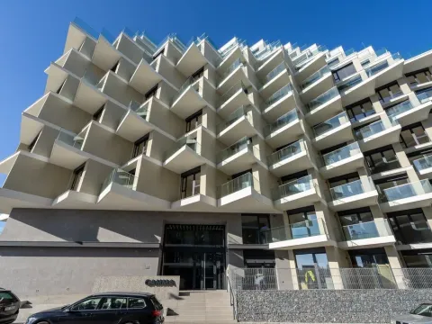 Pronájem garážového stání, Praha - Strašnice, Ramonova, 64 m2