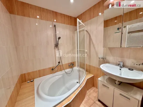 Pronájem bytu 3+1, Praha - Kobylisy, Chotovická, 70 m2