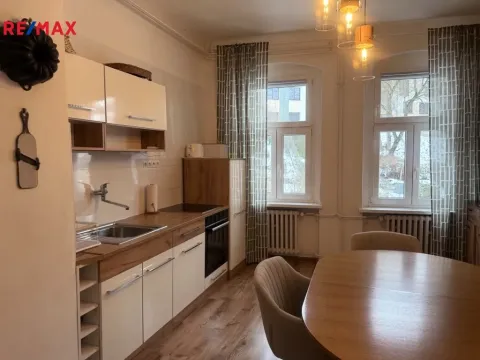 Prodej bytu 4+1, Karlovy Vary, Vyšehradská, 103 m2