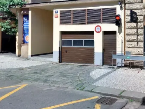 Pronájem garážového stání, Praha - Smíchov, Jindřicha Plachty, 15 m2