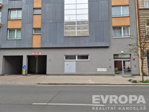 Pronájem garážového stání, Praha - Vršovice, Petrohradská, 16 m2
