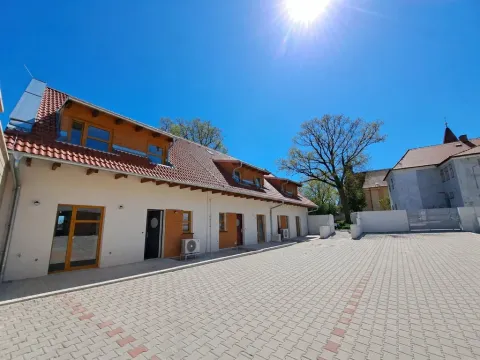 Prodej bytu 4+kk, Stochov, náměstí u dubu, 110 m2