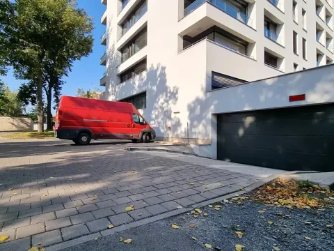 Pronájem garážového stání, Brno, Slepá, 10 m2