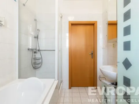 Prodej bytu 3+kk, Praha - Újezd, Pastevců, 70 m2