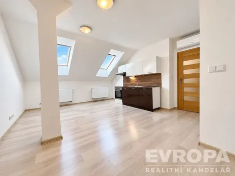 Pronájem bytu 2+kk, Břeclav, Národních hrdinů, 47 m2